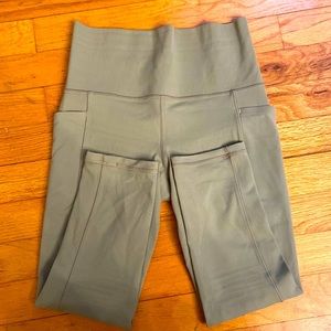 NWOT Athleta Salutation Stash Capri Legging Size XS